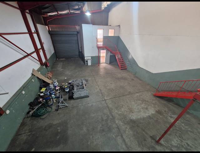 262M² WAREHOUSE TO LET IN JET PARK